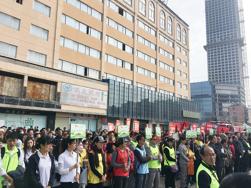2017年3月5日，是我国第54个学雷锋纪念日。3月份的春天万物复苏，百花齐放。阳光透过淡薄的云层照耀着大地，它的万道金光愉快地普照着万物。春风拂面,是那么清柔,那么亲切,就像是雷锋的精神一直温暖着、鼓舞着我们!